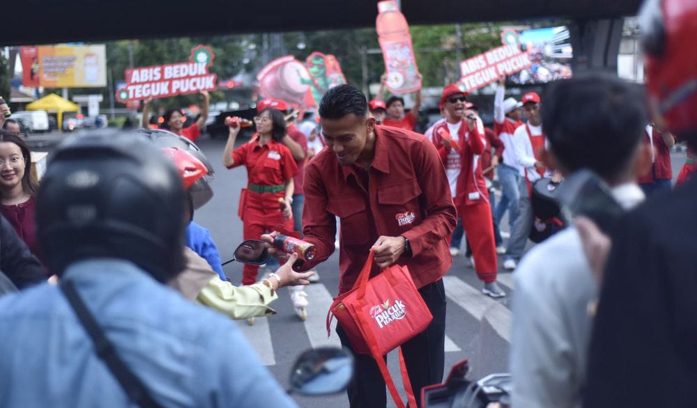 Teja Paku Alam Berbagi Takjil Di Bandung (Foto: Persib)